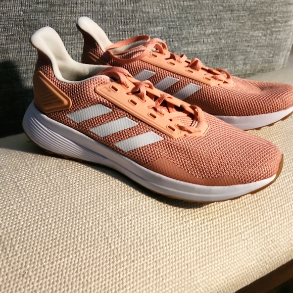 Athletic shoes - Picture 2 of 6